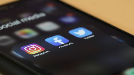 Preocupa a padres impacto de redes sociales en menores de 16 años; piden más protección.