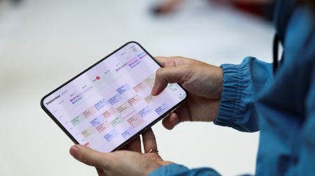 iPhone Duo debuta como el primer teléfono plegable de Apple, ¿qué tiene?