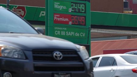 Pemex pierde 1,756 millones de pesos al mes por contener los precios de la gasolina.