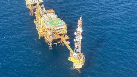 Pemex con 70% de avance en reparación de ducto tras derrame en el Golfo de México