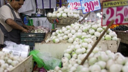 Cebolla y papa presionan el costo de la Canasta Alimentaria; sube 4.5% en ciudades.