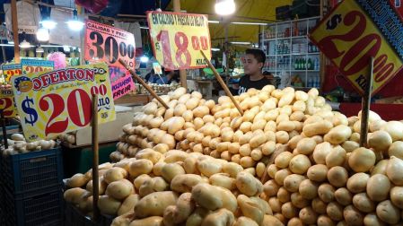 Cebolla y papa presionan el costo de la Canasta Alimentaria; sube 4.5% en ciudades.