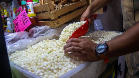 ¿Cuánto te costará preparar pozole para la noche mexicana? Así subieron los alimentos