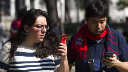 ¿Una eSIM extranjera evita el registro de líneas celulares? Esto dice la CRT.
