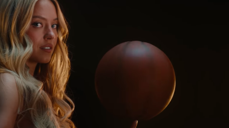 Comercial deportivo de Novig protagonizado por Sydney Sweeney