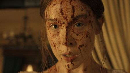 Escena de Monstruo La historia de Lizzie Borden con una mujer con el rostro cubierto de sangre.