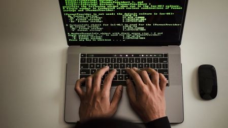 Cuidado gamers: hackers usan videos de YouTube para infectar computadoras con malware.