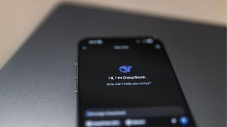 Celular con el asistente de inteligencia artificial DeepSeek abierto en la pantalla.