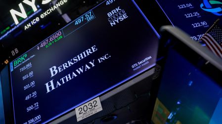 Warren Buffett deja Berkshire Hathaway y su hijo Howard queda como CEO de la firma