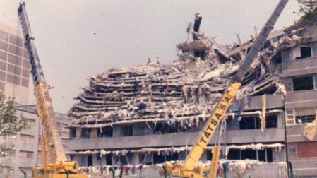 Edificio de costureras colapsado, en San Antonio Abad 150, en la Ciudad de México durante el sismo de 1985.