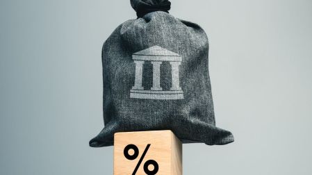 Impacto global: inflación obliga a bancos centrales a mantener tasas de interés elevadas.