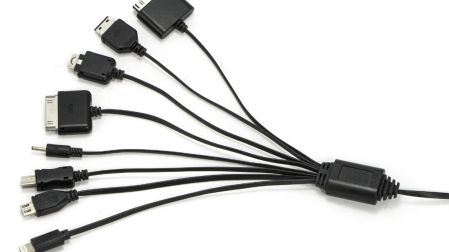 Varios tipos de cables y conectores USB utilizados para cargar celulares y transferir archivos entre dispositivos.