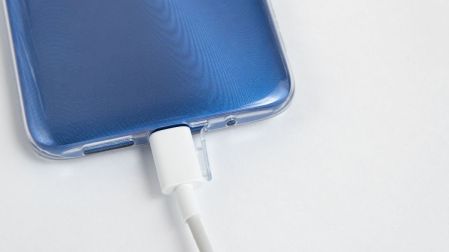 Celular conectado mediante cable USB, que puede cargar el dispositivo aunque falle la transferencia de archivos.