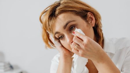 La exposición puede irritar los ojos, la nariz, la garganta, la piel y los pulmones, incluso en personas que no presentan una reacción alérgica.