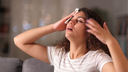 Las mujeres pueden presentar síntomas de infarto diferentes a los hombres, como náuseas, mareos, fatiga inusual y dolor en la boca del estómago.