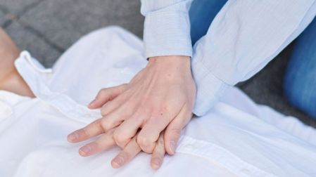 Ante un posible paro cardiaco, la RCP usando solo las manos puede ayudar a mantener la circulación mientras llegan los servicios de emergencia.