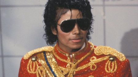 Michael Jackson con chaqueta roja y lentes oscuros durante la época de mayor influencia de MTV.