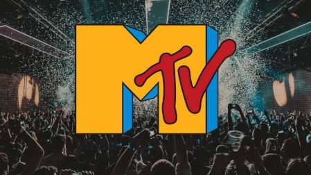 Logotipo de MTV sobre un concierto con público, referente a la importancia del canal en la historia musical.