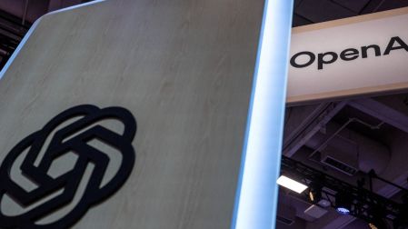 OpenAI y Anthropic frenan el desarrollo de IA, pero las empresas no detienen su adopción.