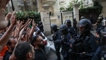El caso se encontraba desde hace años en los tribunales. Según el Sindicato de Inquilinas, una resolución del Tribunal Supremo favorable a la empresa propietaria permitió continuar con el procedimiento de desahucio.