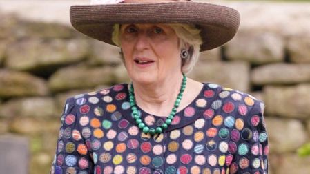 La segunda hermana de Diana estuvo casada con Robert Fellowes, quien fue secretario privado de la reina Isabel II, y mantuvo una relación cercana con sus sobrinos tras la muerte de la princesa.