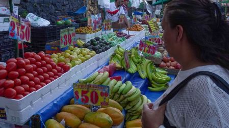 Inflación en México acelera a 3.42%; el jitomate fue el que más subió de precio.