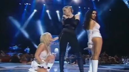 Madonna vestida de negro junto a Britney Spears y Christina Aguilera de blanco durante los premios MTV de 2003.
