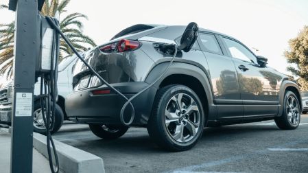 Crece 120% el aseguramiento de autos electrificados; reparaciones son 80% más caras.