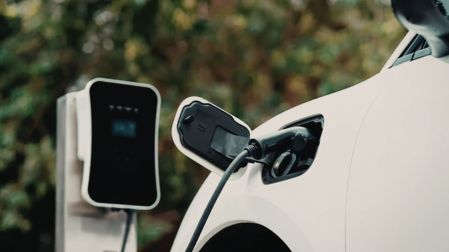 Crece 120% el aseguramiento de autos electrificados; reparaciones son 80% más caras.