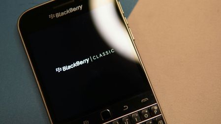 Mientras Nokia convierte su icónico celular en objeto de colección, BlackBerry cambia de negocio.