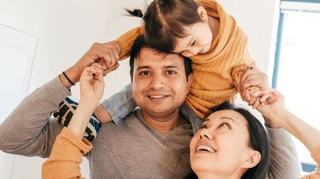 La crianza positiva como un conjunto de prácticas de cuidado, protección, formación y guía que favorecen el desarrollo y bienestar de niñas, niños y adolescentes.