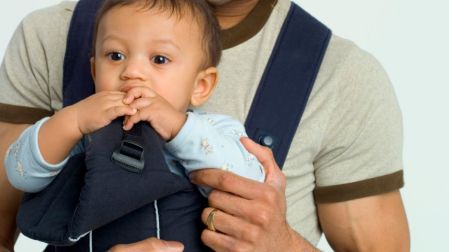 Papá con su hijo en un portabebés.