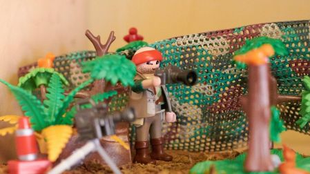 Figura de Playmobil con accesorios y vegetación dentro de un escenario de juego en miniatura.