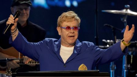 La sexualidad de Elton John no siempre fue fácil de definir: su trayectoria refleja un proceso personal marcado por relaciones con hombres y mujeres.