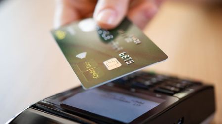 Tarjeta de crédito o de débito: ¿Cuál te conviene más y en qué momento es mejor?
