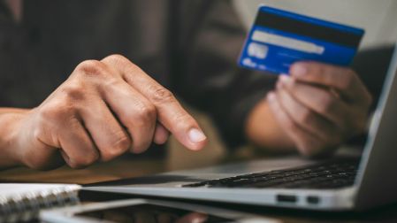 Tarjeta de crédito o de débito: ¿Cuál te conviene más y en qué momento es mejor?