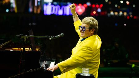 Elton John tiene un legado enorme en la música y entre la comunidad LGBT.