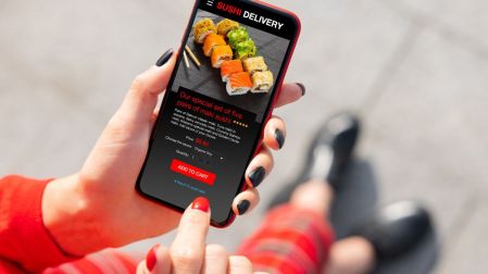 ¿Por qué pedir comida por app sale más caro? Profeco alerta por estos cargos extra.