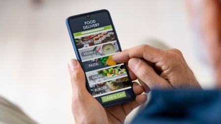 ¿Por qué pedir comida por app sale más caro? Profeco alerta por estos cargos extra.