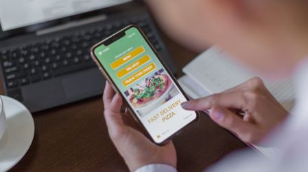 ¿Por qué pedir comida por app sale más caro? Profeco alerta por estos cargos extra.