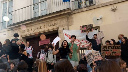 El movimiento ha incluido bloqueos de accesos a los centros educativos, marchas, quema de contenedores e instalaciones.