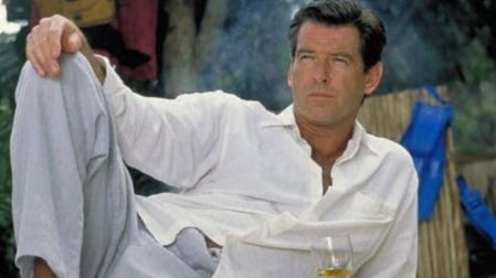 Brosnan revitalizó al agente 007 en la década de los 90 con una interpretación que combinó elegancia clásica, humor, acción y sensibilidad, convirtiéndose en el rostro de Bond durante la transición hacia el nuevo milenio.