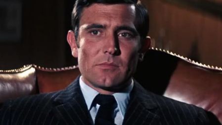El modelo australiano tuvo un breve paso como James Bond con una sola película, pero sorprendió al mostrar una faceta más vulnerable y emocional del agente secreto.