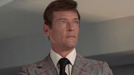 Con siete películas, Roger Moore se convirtió en el Bond que llevó al personaje hacia un tono más divertido, sofisticado y extravagante.