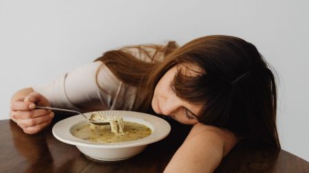 ¿Por qué te da sueño después de comer?