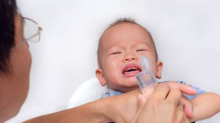 Para realizar una irrigación nasal se puede utilizar un rinocornio, una botella comprimible o una pera nasal, además de una solución salina.