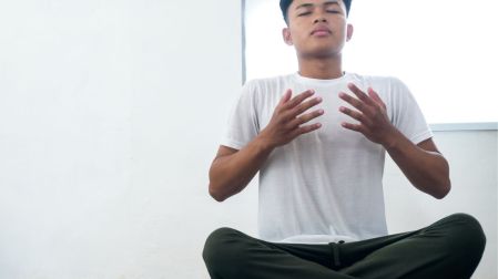 El entrenamiento de la meditación Vipassana comienza con la observación de la respiración natural.