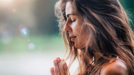 Desde la tradición Vipassana, la práctica busca desarrollar una observación profunda de la mente y el cuerpo.