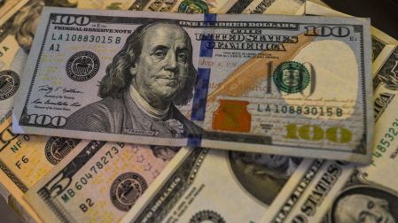 Dólar cotiza abajo de los 18 pesos, ¿por qué ganó terreno el peso mexicano?