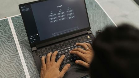 Adolescentes pasan menos de 15 minutos al día en ChatGPT: así lo usan, según OpenAI.